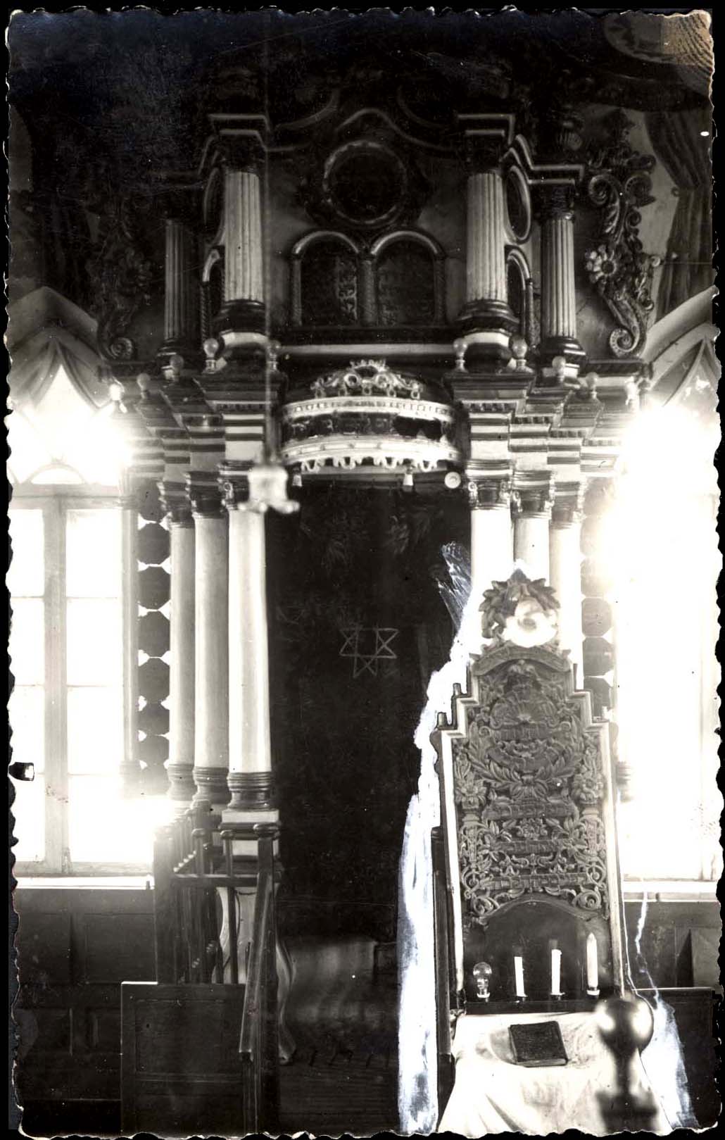 Torah ark at the synagogue in Laukuva, a prewar view